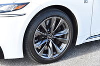 「ダークプレミアムメタリック塗装」が施された、20インチのアルミホイール。“Fスポーツ”では前後異サイズのものが装着される。