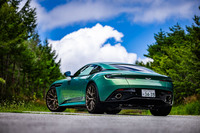 ウイングなどの空力付加物を持たない上品な雰囲気のリアビュー。走行中に左右Cピラーの根元にあるエアインテークから空気を取り込み、ボディー内部を経由しリアデッキ開口部から排出する「エアロブレード」を採用し、ダウンフォースを得ている。