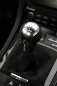 コンベンショナルなMT車のシフトレバー。「ボクスター/ケイマンGTS」では、6MT車(420Nm)と7AT車(430Nm)とで最大トルクに10Nmの差が設けられている。