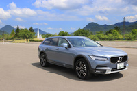 ワゴンの「V90」とは異なる、SUVテイストを加えたエクステリアが特徴の「V90クロスカントリー」。最低地上高はV90比で55mm高められている。