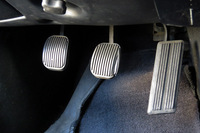 本連載でもすでに何度か紹介している「バイパー」のABCペダル。運転環境にこだわるマツダの技術者が見たら卒倒するくらいオフセットしている。