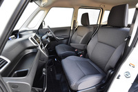 シートの仕様は他のモデルと同じ。表皮はファブリックで、助手席には長さのある荷物を積む時に便利な背もたれの前倒し機構が備わる。