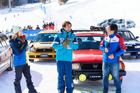 2025年1月に新潟・苗場スキー場で開催された「SUBARUゲレンデタクシー2025」に、同イベントのオフィシャルアンバサダーとして登場した全日本スキー連盟の原田雅彦会長(写真中央)。