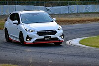 STIのパフォーマンスパーツが装着された「スバル・インプレッサ」。コーナリング時にはハンドルの切り始め(外輪に荷重が移動する前の状態)でしっかり内輪が働き、操舵に対して応答遅れなく車体が旋回を始める。