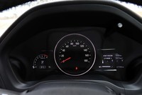 メーターパネルはセンターに大きな速度計を配した1眼式。左側のエンジン回転計は液晶スクリーンに表示されている。