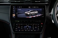 ドライブモードは「オフロード」「コンフォート」「GT」「スポーツ」「コルサ」の5種類。コルサは「トロフェオ」のみに設定される走行モードで、変速制御がよりクイックになり、アクセルペダルの応答性も高まる。また(あまり使う機会はないと思われるが)電子制御ローンチコントロール機能が使用可能となる。