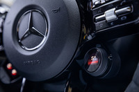 ステアリングホイールにはTFT内蔵のAMGドライブコントロールスイッチが備わる。右側(写真)にドライブモードの切り替え、左側にESPやアイドリングストップ、エキゾーストサウンドの切り替えスイッチが配置される。