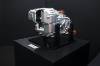 インバーターはライバル社と比べて40%の体積削減を実現。ご覧のとおり駆動用モーターの側方への搭載が可能になった。