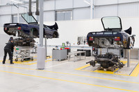 エンジンを下ろされた2台の「XJ220」。