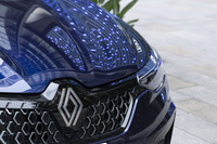 フラットなルノーの最新エンブレムを中央に配置し、「ハーフダイヤモンドシェイプ」と呼ばれる立体的に浮かび上がるひし形のデザインをグリルにちりばめたフェイスデザインを採用。対照的な要素をバランスさせる手法がモダンだ。