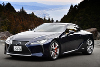 今回、大人気自動車漫画『サーキットの狼』の作者にして元レーシングドライバーの池沢早人師先生が、レクサスのフラッグシップクーペ「LC500h“Sパッケージ”」に試乗。果たしてその印象やいかに。