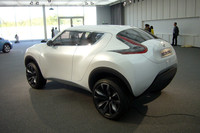 「フェアレディZ」を思わせるV字型のリアランプで、スポーティなイメージを演出。