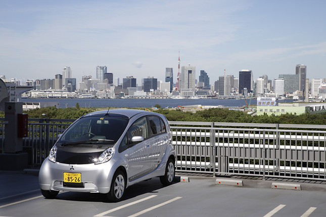 【スペック】全長×全幅×全高=3395×1475×1610mm/ホイールベース=2550mm/車重=1110kg/駆動方式=MR/モーター+リチウムイオンバッテリー(モーター:64ps/3000-6000rpm、18.4kgm/0-2000rpm、バッテリー330V/16kWh)/航続距離160km/価格=459万9000円(テスト車=481万9500円/三菱マルチエンターテイメントシステム+ハイグレードサウンドシステム=22万500円)