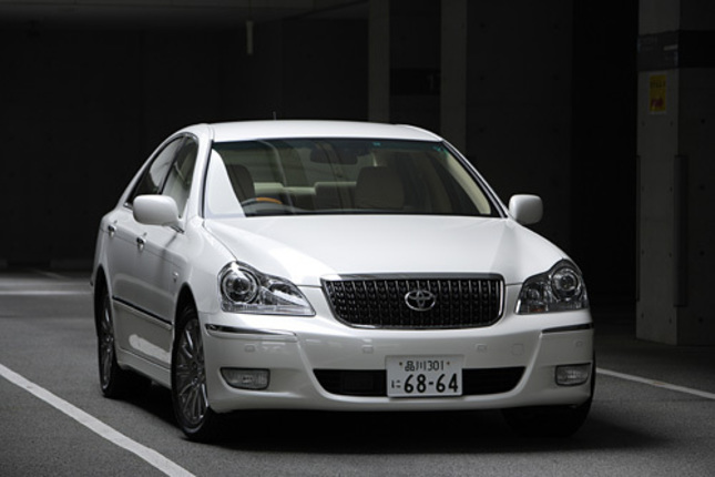 【スペック】全長×全幅×全高=4975×1795×1465mm/ホイールベース=2850mm/車重=1670kg/駆動方式=FR/4.3リッターV8DOHC32バルブ(280ps/5600rpm、43.8kgm/3400rpm)/価格=567万円(テスト車=635万2500円/クリアランスソナー=5万2500円/ナイトビュー=31万5000円/低速追従モード付レーダークルーズコントロール=10万5000円/レーンキーピングアシスト=21万円)