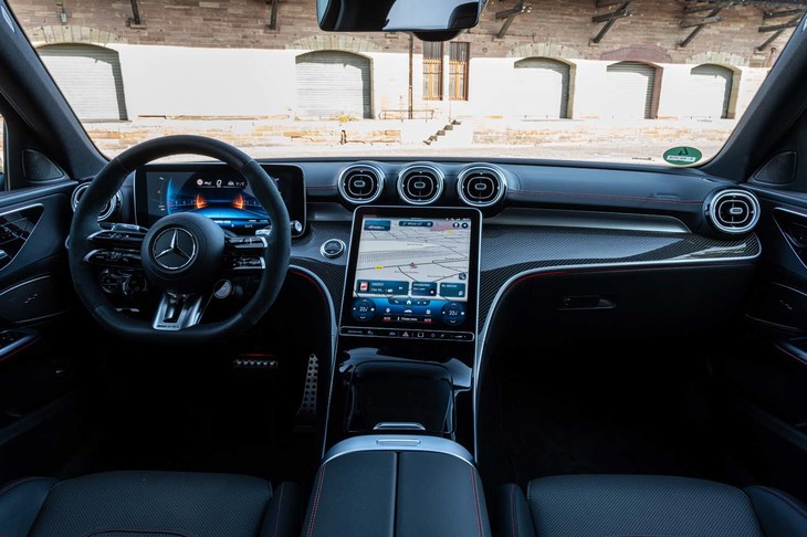 車内前方のデザインは、水平基調のインストゥルメントパネルとタービン型のエアコン吹き出し口が特徴。中央には大型の液晶ディスプレイが配置される。