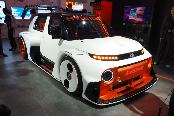 「ジャパンモビリティショー2025」のヒョンデブースに展示されたデザインコンセプトカー「インスタロイド」。