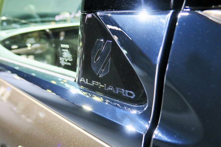 トヨタ・アルファード エグゼクティブラウンジ(「ALPHARD」ロゴ)