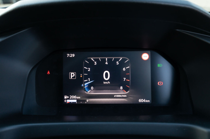 こう見えてメーターパネルは液晶式だ。この目覚まし時計のような表示は他の日産車では見たことがないので、ぜいたくな専用パターンだろうか。