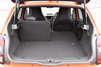 ボディーはコンパクトだが、その内側には高い実用性が実現されている。ラゲッジルームの容量も十分。後席は50:50でフォールディングできるほか、助手席の背もたれにも可倒機構が備わっている。