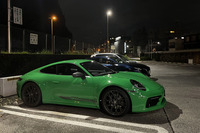 車重はエントリーレベルのエンジンを搭載する「911」としては最軽量の1470kg。0-100km/h加速は4.5秒、最高速度は291km/hと発表されている。