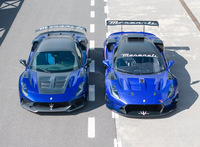 「GT2ストラダーレ」(写真左)と「GT2」(同右)とのツーショット。並べてみると、リアウイングのレイアウトやエアスクープの形状など違いがよくわかる。