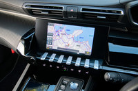 ダッシュボードに備わる8インチのタッチスクリーン。「508」シリーズにはSDナビゲーションシステムやテレビチューナー、Apple CarPlayやAndroid Autoといった携帯端末のミラーリング機能が標準装備される。