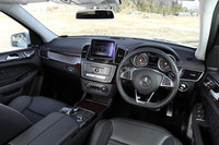 内装色はブラック。ブラウンのウォールナットパネルが彩りを添える。