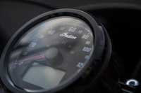 メータはシンプルな単眼式。下部にエンジン回転数や水温、燃料の残量などを表示するディスプレイが備わる。