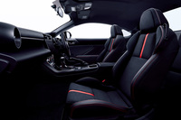 インテリアでは、水平基調となったインストゥルメントパネルや、新デザインのデジタルメーターなどが目を引く。AT車には「BRZ」として初めて、スバル自慢のADAS「アイサイト」が標準装備された。