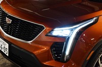 シャープなラインが縦横に伸びる、特徴的なヘッドランプ。「ナイフのブレード」と形容されるデザインで個性を主張する。