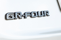 4WDシステム「GR-FOUR」の駆動力配分は、前:後=60:40の「ノーマル」モードに加え、20式では30:70の「スポーツ」モード、50:50の「トラック」モードが用意されていた。24式(2024年モデル)以降のモデルでは、スポーツモードに替えて53:47の「グラベル」モードを設定。トラックモードも60:40~30:70の可変制御となっている。