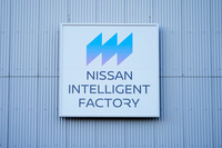 「ニッサン インテリジェント ファクトリー」が導入されるのは栃木工場が初。投じられた資金は実に330億円で、生産設備が刷新されただけでなく、第2工場については一度更地にして、建物そのものからつくり直されたという。