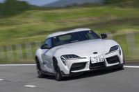 衝突被害軽減ブレーキやブラインドスポットモニター、さらに8段AT車には全車速追従機能付きのアダプティブクルーズコントロールも搭載される。これらは「トヨタセーフティーセンス」ではなく「トヨタスープラセーフティー」と総称される。