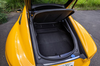 荷室容量は、ウエット計測方式で509リッター。「FタイプR クーペ」には、他グレードでオプションとなるパワーテールゲートが標準装備されている。