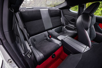 「GR86」は乗車定員が4人。後席は2人掛けとなる。リアシート表皮はフロント同じくウルトラスエードと本革のコンビネーションだが、レッドのステッチは施されていない。