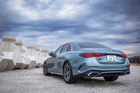 新型「Eクラス」では、写真の「ヴェルデシルバー」を含む全10色から外板色を選択できる。「スリーポインテッドスター」をモチーフとしたリアコンビランプデザインもエクステリアにおける新機軸のひとつ。