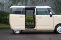 電動スライドドアには予約ロック機能を採用。ドアが閉じている最中にリモコンキーやリクエストスイッチで施錠を予約すると、閉じた後に自動でロックがかかる。