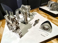 新型ロータリーエンジン「8C」の中身はこうなっている。これまでの「10A」や「13B」とはまるで違うディメンションとなっており、シングルローターで搭載される。