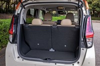 後席を最も後ろに下げた状態。この位置での後席のニールームは約710mmと、足が組めるほどの広さになっている。