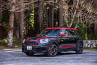 「MINIジョンクーパーワークス クロスオーバー」(写真)は、2019年10月2日に「ジョンクーパーワークス クラブマン」と共に日本導入が発表された。価格は前者が605万円、後者が568万円という設定である。