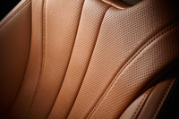 「LC“PATINA Elegance”」のL-ANILINE本革シート。