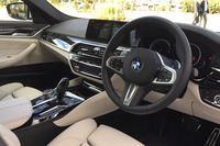 「BMW 540i xDrive Mスポーツ」のインテリア。