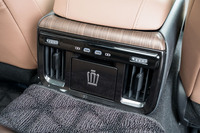 コンソールエンドには王冠のエンブレムが備わっている。