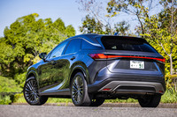 写真の外板色は「ソニッククロム」と呼ばれるガンメタリック系のカラー。これを含め「RX350h“バージョンL”」では全9色からボディーカラーを選択できる。