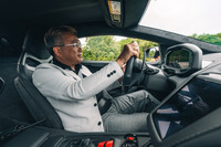 全長は5mに迫り、全幅は2mを超える「レヴエルトSV」だが、コーナリング性能やブレーキのコントロール性の高さゆえに、ひと回り小さなマシンをドライブしている気分になる。