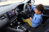 ドライバー気取りで「ブーン、ブーン」! 子どもは必ずやりますよね。なんでも「アルカナ」は「止まっていてもすごく速いクルマ」だそうな。