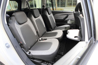 2列目シートの定員は3人で、個別に前後スライドとリクライニングが可能。運転席および助手席の背もたれの背後に取り付けられた折りたたみ式テーブルが利用できる。