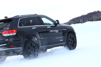 ターンパイクでの試乗とは別に、北海道で「ジオランダーX-CV」の雪上性能を試すことができた。横浜ゴムでは「急な降雪などに対応する緊急避難的な性能」と説明していたが、「ジープ・グランドチェロキー」との組み合わせでは、期待以上の雪上走破性能をみせてくれた。