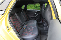 「RSデザインパッケージ レッド」が選択された「RS 3スポーツバック」の後席。フロントシートと同様に、リアシートの表皮にも赤い「エクスプレスレッドステッチ」が入る。背もたれには40:20:40の分割可倒機構が備わる。