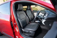 「インテンス テックパック」にはシートヒーター内蔵のレザーシートが標準装備。大ぶりなつくりでゆったりと座れるところがフランス車らしい。